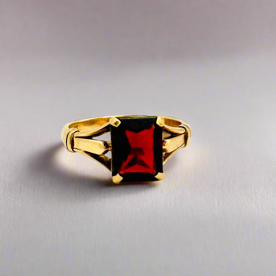 Antique 9K/9ct Gold Garnet Solitaire Ring - Payton, Pepper & Sons Ltd. - 6.5 US