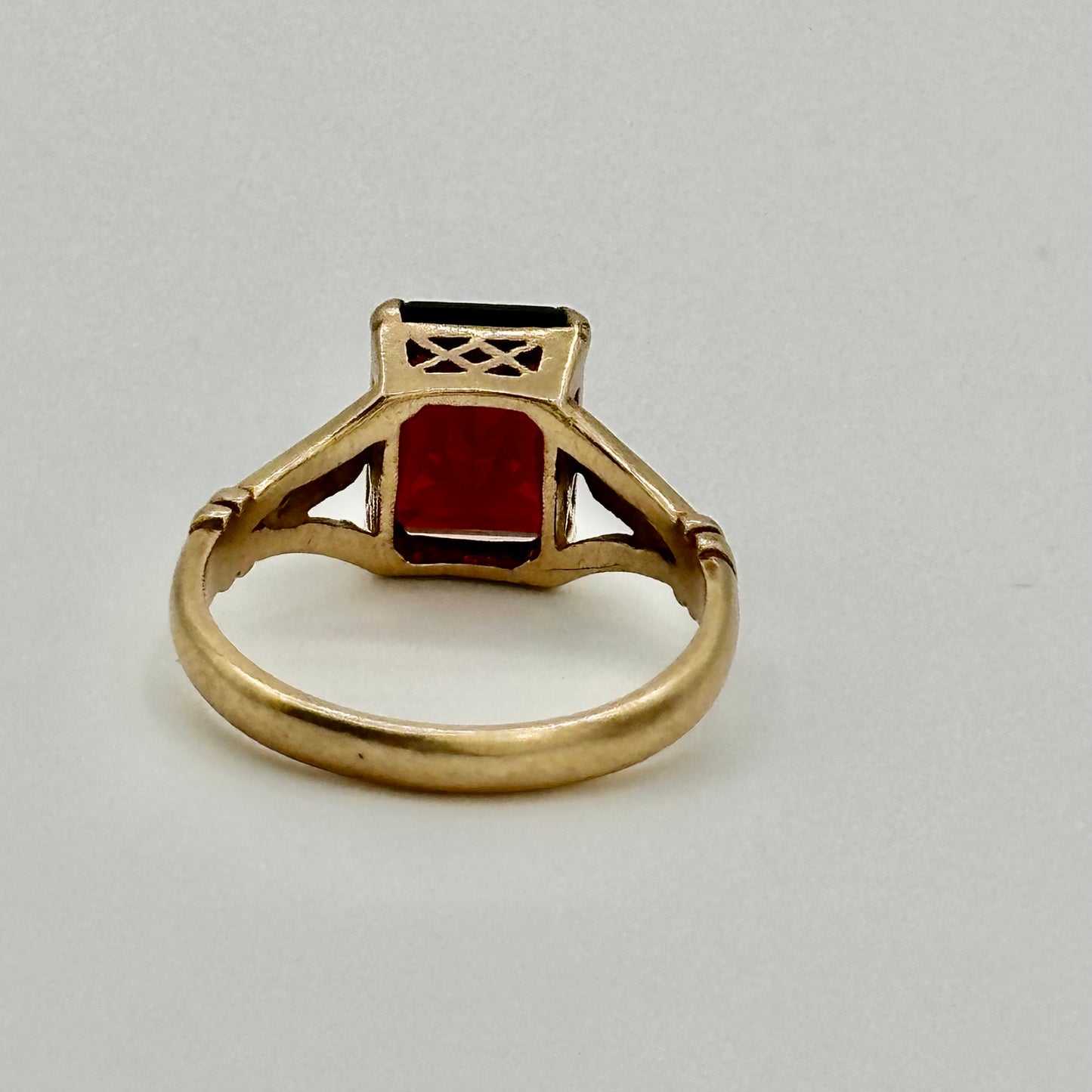 Antique 9K/9ct Gold Garnet Solitaire Ring - Payton, Pepper & Sons Ltd. - 6.5 US